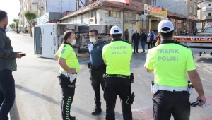 Karaman'da ticari taksi ile çarpışan işçi servisi devrildi: 11 yaralı