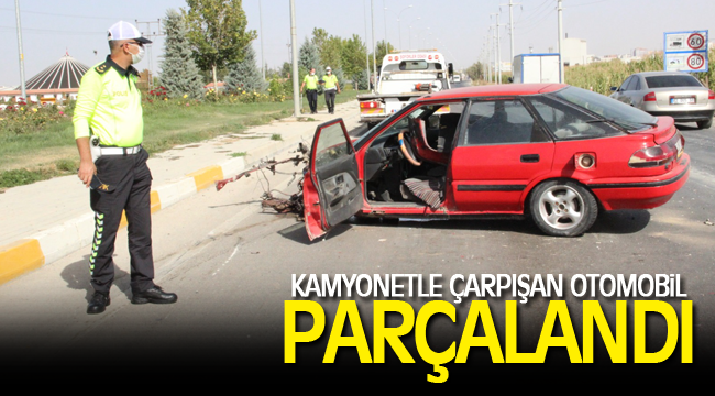 KAMYONETLE ÇARPIŞAN OTOMOBİL PARÇALANDI