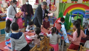 BAŞKAN ATİLA ZORLU KARNE HEDİYESİ DAĞITTI