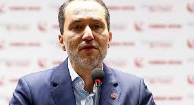 Canlı yayında adaylık kararını duyuran Fatih Erbakan, masasındaki son anket sonucunu da paylaştı