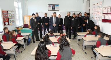 VALİ Tuncay Akkoyun Sarıveliler’de Öğrencilerin Karne Mutluluğuna Ortak Oldu