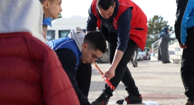 DEPREMZEDE ÇOCUKLAR GSB KARAMAN YURTLARINDA MORAL BULUYOR