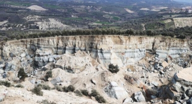 Devasa deprem yarığı oluşan zeytinliği, sahibi bile tanıyamadı! Bilim adamları incelemeye geliyor