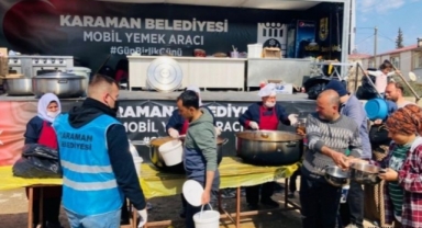 KARAMAN BELEDİYESİ MOBİL MUTFAK TIRI KAHRAMANMARAŞ'TA SICAK YEMEK VERMEYE BAŞLADI