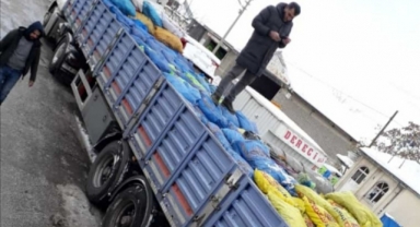 KARAMAN'DA VATANDAŞLAR DEPREMZEDELER İÇİN KÖMÜR YARDIMI YAPTI