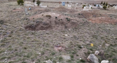 Konya'nın  Ereğli ilçesinde Mezarlıkta bedeninin yarısı toprağa gömülü cansız kadın bedeni bulundu