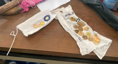 Yardım merkezine getirilen yorgandan çok sayıda altın çıktı