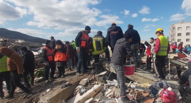 Depremin 49'uncu gününde enkazdan bir kadın cesedi çıkartıldı