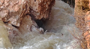 Görenler gözlerine inanamadı! Binlerce yıldır akan derenin suyu kayaların arasında kayboluyor