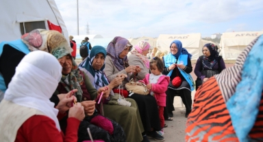 İlmek ilmek örgülerle depremzede kadınlar hayata tutunuyor