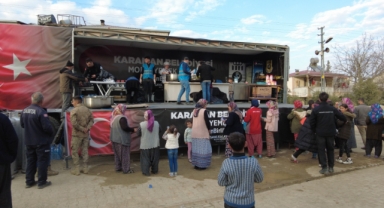KARAMAN BELEDİYESİ’NİN MOBİL YEMEK ARACI 40 GÜNDÜR DEPREM BÖLGESİNDE SICAK YEMEK VERİYOR