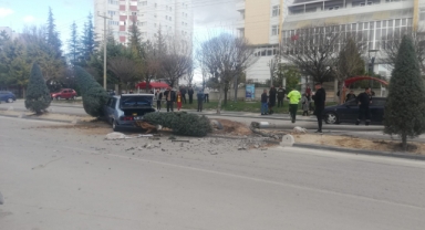 Karaman'da Direksiyon hakimiyetini kaybeden sürücü Elektrik diregine çarptı