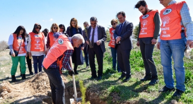 KMÜ'DE DEPREMDE HAYATINI KAYBEDEN ÖĞRENCİLER ANISINA FİDAN DİKİLDİ