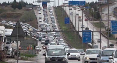 43 ilin geçiş güzergahında trafik kilit: Kilometrelerce araç kuyruğu oluştu