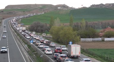 43 ilin geçiş noktasında trafik yoğunluğu: Sürücülerin dikkatsizliği kazaları da beraberinde getirdi
