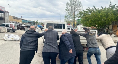 AK Parti Karaman Milletvekili adayı Osman Sağlam çalışmayan aracı ittirdi