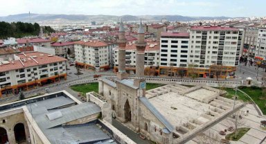 Anadolu'nun en yüksek taç kapısına sahip şerefesine çelik kelepçe takıldı