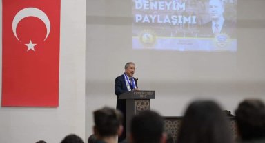 Bakan Akar, 63 öğrencisini şehit veren eski okulu "Taş Mektep"te öğrencilerle buluştu