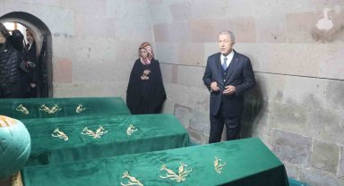 Bakan Akar seçim çalışmasına türbe ziyareti ile başladı