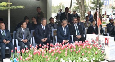Bakan Akar, Vali Çiçek ve Başkan Büyükkılıç'tan şehitlik ziyareti