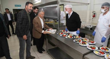 Bakan Akar ve Başkan Büyükkılıç, sahuru mobilya işçileriyle yaptı