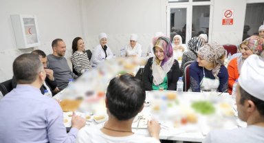 Başkan Özdemir iftarda yetimlerle, sahurda çalışanlarla buluştu