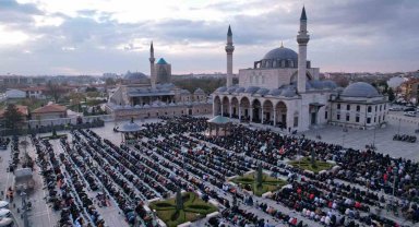 Binlerce kişi bayram namazında Mevlana Meydanı'nda buluştu