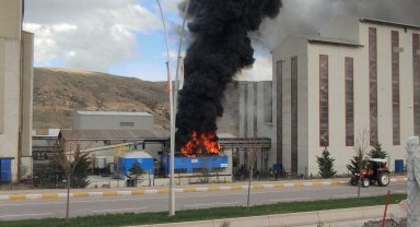 Çankırı'da korkutan fabrika yangını: Siyah dumanlar gökyüzünü kapladı