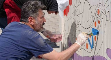 Çocuklar ATO'nun İskenderun'da kurduğu prefabrik yaşam alanını duvar resimleriyle canlandırdı