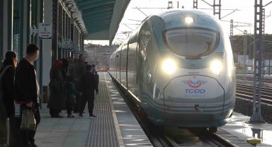 Cumhurbaşkanı Erdoğan duyurmuştu, ücretsiz seyahatler başladı: Vatandaşlar YHT garına akın etti