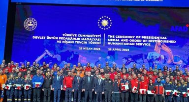 Cumhurbaşkanı Yardımcısı Oktay'dan Eskişehirli arama kurtarma ekiplerine üstün fedakârlık madalyası