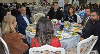 Depremzedeler iftar programında bir araya geldi