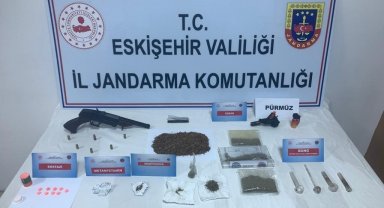 Devriye esnasında şüphelenilen 3 şahsın üzerinde, ikametinde ve aracında uyuşturucu bulundu