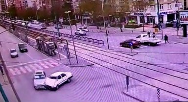 Dönüş yasağı bulunan kavşağa giren otomobilin kaza anı kamerada