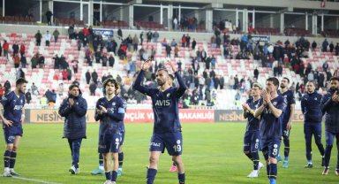 Fenerbahçeli futbolcular galibiyeti deplasman tribününde kutladı