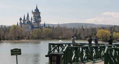 Güneşli hava parkları doldurdu