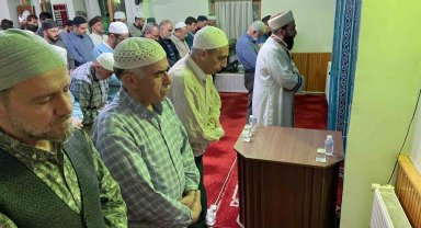 İkiz imamlar son hatimli teravih namazını kıldırdı