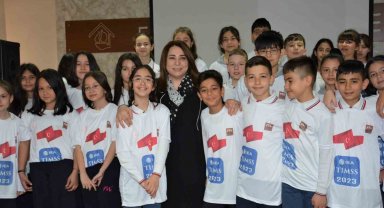 İl Milli Eğitim Müdürü Pervin Töre, TIMSS 2023 uygulamasında Eskişehir'i ve Türkiye'yi temsil edecek öğrenciler ile bir araya geldi