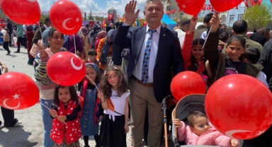 İYİ Parti Karaman’da 10 bin adet Türk Bayraklı Balon Dağıttı