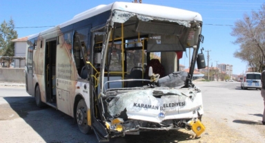 Karaman'da halk otobüsü ile kamyon çarpıştı: 7 yaralı