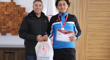 KARAMANLI ŞAMPİYON JUDOCU MUTLULUĞUNU GENÇLİK VE SPOR İL MÜDÜRÜ ALİ OSMAN BEBEK İLE PAYLAŞTI 