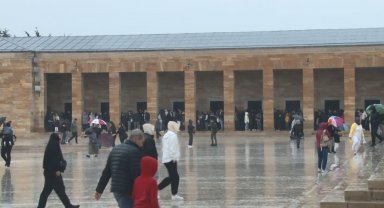 Kılıçdaroğlu, Anıtkabir'e gelen çocuklarla sohbet etti