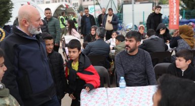 Kocasinan, Türkoğlu'nda her gün bin kişiye iftar yemeği ile 16 bin sıcak ekmek dağıtıyor