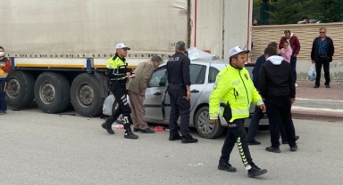 Konya'da otomobil park halindeki tıra çarptı: 1 ölü, 3 yaralı