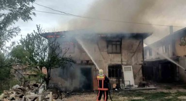 Köyde çıkan yangında bir ev alev alev yandı