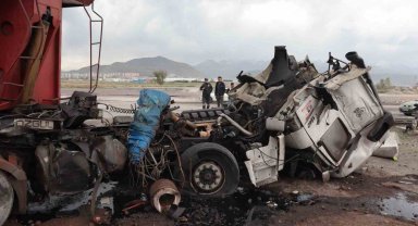 Lokomotifin çarptığı tır hurdaya döndü: 1 yaralı