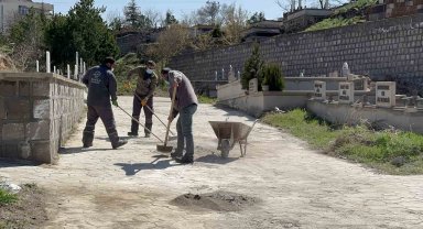 Melikgazi'de mezarlıklar bayrama hazırlanıyor