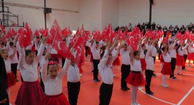 Minikler 23 Nisan'da depremzedeleri andı