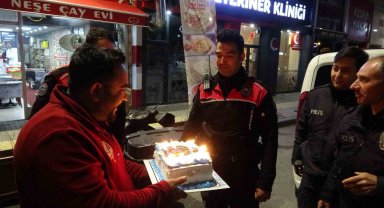 "Silahlı Kavga var" diye çağrılan polislere pasta sürprizi