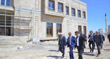 Rektör Karakaya, merkez kütüphane binasında inceleme yaptı